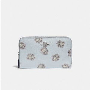 🌹PERFECT CHRISTMAS GIFT 🎁. Coach wallet 💙